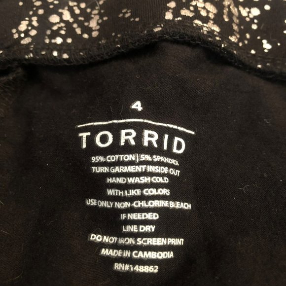 Women's TORRID Sz 4 Comfort Waist Capri Athletic Leggings Black w/Metallic Silve - Picture 3 of 6